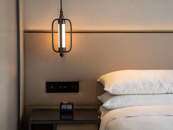 AC Hotel by Marriott Suzhou China : photo 2 de la chambre chambre lit king-size - vue sur jardin