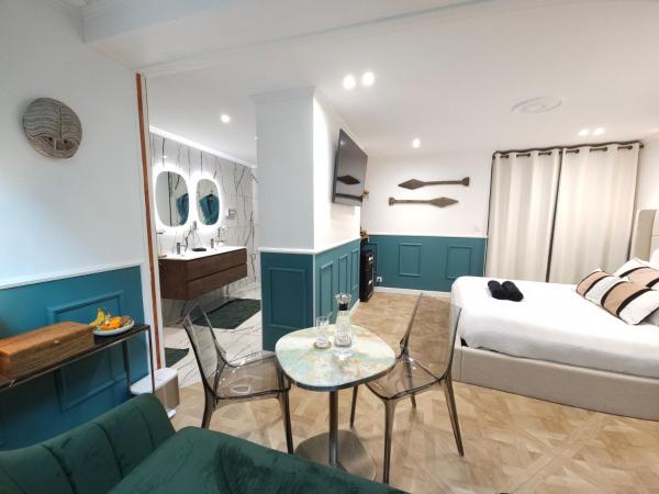 La Belle Endormie B&B French Guest house : photo 4 de la chambre suite lit king-size avec baignoire spa