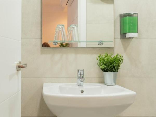 Bilbao ROOMS & KITCHEN Zorroza : photo 8 de la chambre chambre double avec salle de bains privative