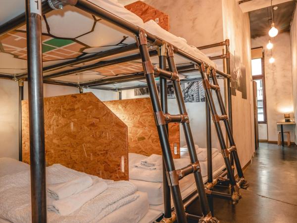Chillout Hostel Zagreb : photo 5 de la chambre lit simple dans dortoir de 8 lits