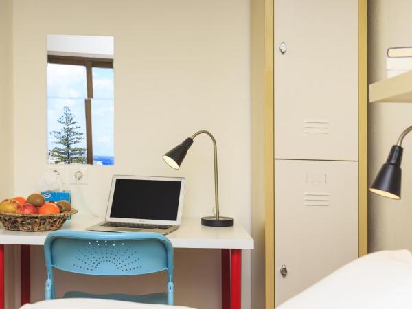 STAY Rhodes Hostel & Bar : photo 4 de la chambre chambre triple avec salle de bains commune