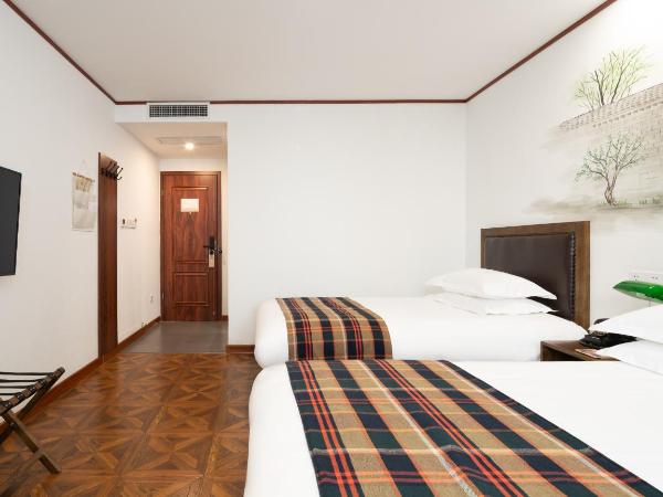 Time Traveller Hotel -15 minutes walk to Tian 'anmen Square,Near Forbidden City ,Chairman Mao Memorial Hall ,Temple of Heaven,Wangfujing Walkway, many museums nearby,feel old Beijing culture : photo 3 de la chambre chambre familiale standard