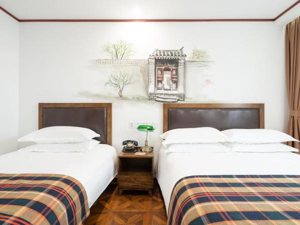 Time Traveller Hotel -15 minutes walk to Tian 'anmen Square,Near Forbidden City ,Chairman Mao Memorial Hall ,Temple of Heaven,Wangfujing Walkway, many museums nearby,feel old Beijing culture : photo 1 de la chambre chambre familiale standard