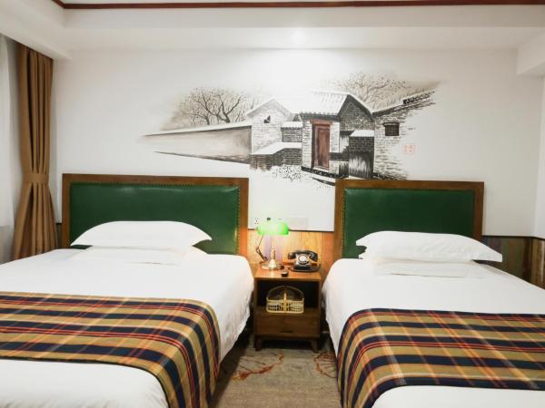 Time Traveller Hotel -15 minutes walk to Tian 'anmen Square,Near Forbidden City ,Chairman Mao Memorial Hall ,Temple of Heaven,Wangfujing Walkway, many museums nearby,feel old Beijing culture : photo 2 de la chambre chambre lits jumeaux supérieure