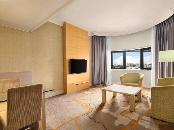 Holiday Inn Singapore Atrium, an IHG Hotel : photo 2 de la chambre suite junior lit king-size - accès au salon