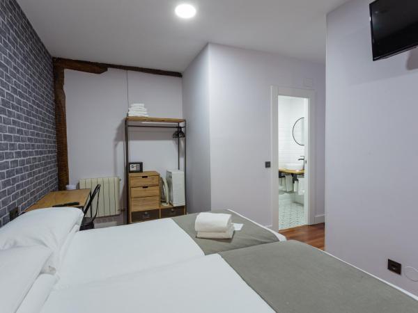 Casual Mardones : photo 7 de la chambre chambre familiale avec salle de bains privative