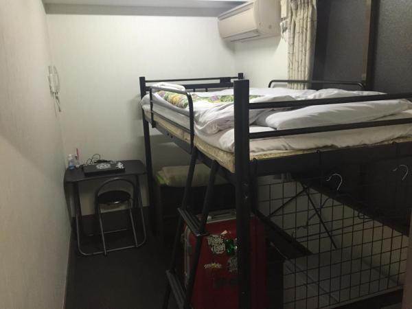 Juyoh Hotel : photo 2 de la chambre chambre simple avec lit mezzanine et salle de bains commune