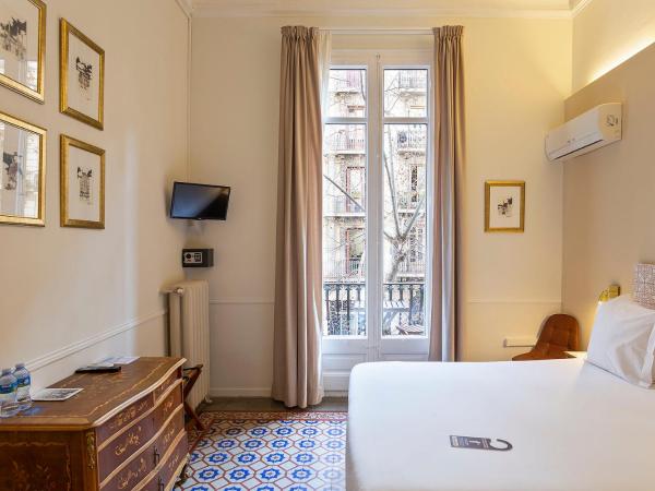 Mihlton Barcelona Boutique B&B : photo 1 de la chambre chambre double avec balcon - vue sur ville