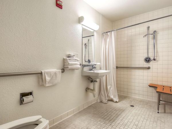 Motel 6-San Diego, CA - North : photo 4 de la chambre chambre double - accessible aux personnes à mobilité réduite - douche accessible en fauteuil roulant