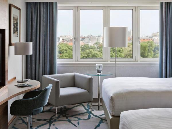 Vienna Marriott Hotel : photo 2 de la chambre chambre supérieure avec 2 lits doubles - vue sur parc