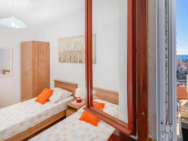 Rooms Ivo : photo 9 de la chambre chambre lits jumeaux avec salle de bains commune