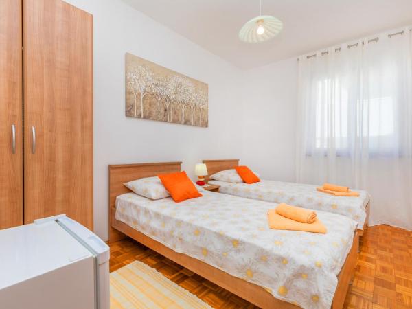 Rooms Ivo : photo 1 de la chambre chambre lits jumeaux avec salle de bains commune