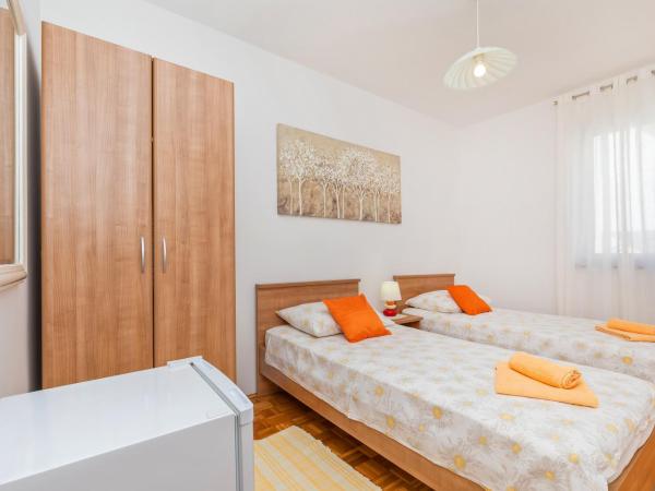 Rooms Ivo : photo 4 de la chambre chambre lits jumeaux avec salle de bains commune