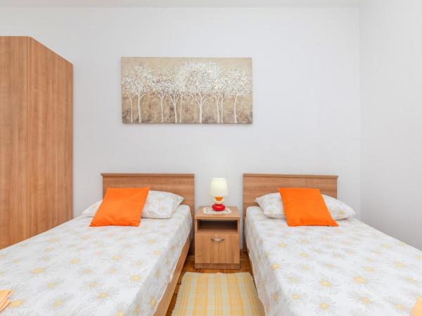 Rooms Ivo : photo 8 de la chambre chambre lits jumeaux avec salle de bains commune