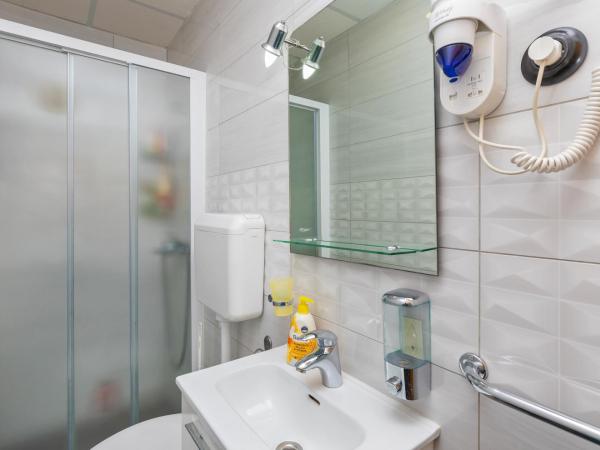 Rooms Ivo : photo 10 de la chambre chambre double avec salle de bains privative