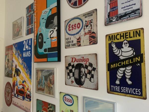 Anne et Stan - Chambres avec petit dejeuner - proche centre ville et circuit : photo 6 de la chambre chambre double avec salle de bains privative