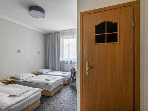 Willa Albatros Happy Hours : photo 2 de la chambre chambre quadruple avec salle de bains