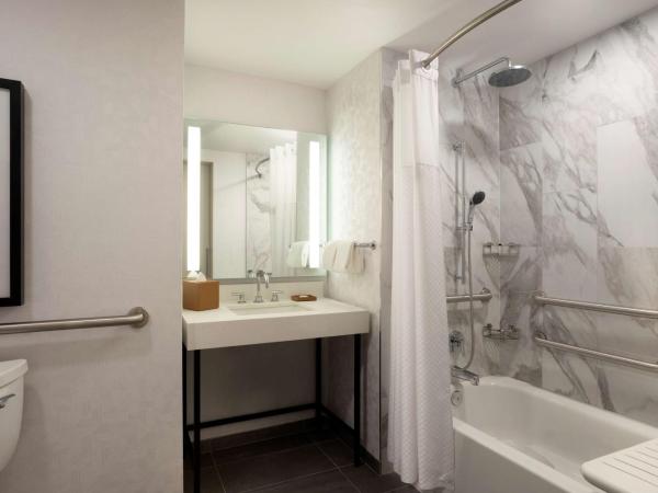 Hyatt Regency San Antonio Riverwalk : photo 2 de la chambre chambre accessible aux personnes à mobilité réduite avec 2 lits queen-size et baignoire adaptée