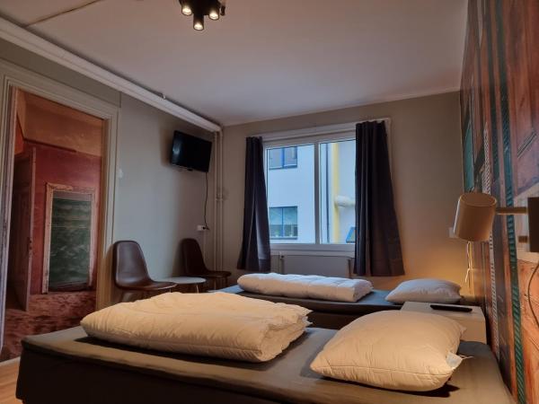 HI Oslo Haraldsheim : photo 1 de la chambre chambre lits jumeaux avec salle de bains commune