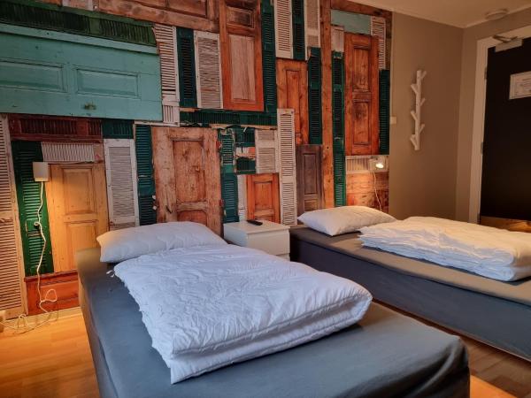 HI Oslo Haraldsheim : photo 2 de la chambre chambre lits jumeaux avec salle de bains commune