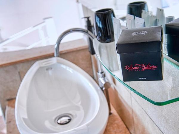 Relais Balcone di Giulietta : photo 9 de la chambre chambre double de luxe avec baignoire spa