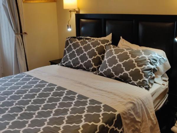 Gingerbread Manor : photo 3 de la chambre chambre lit queen-size avec salle de bains commune