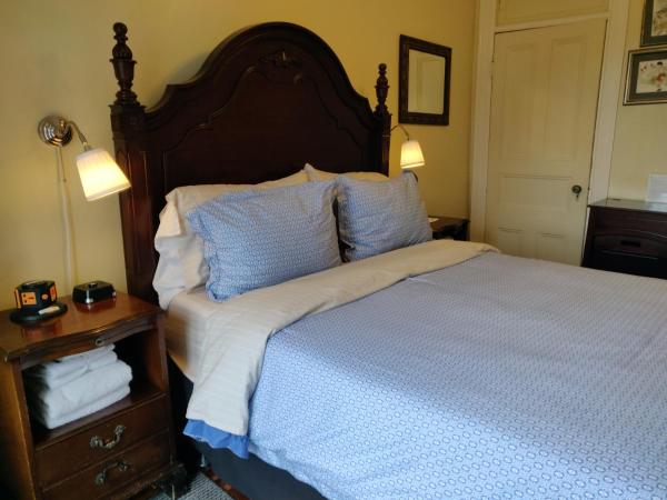 Gingerbread Manor : photo 6 de la chambre chambre lit queen-size avec salle de bains commune