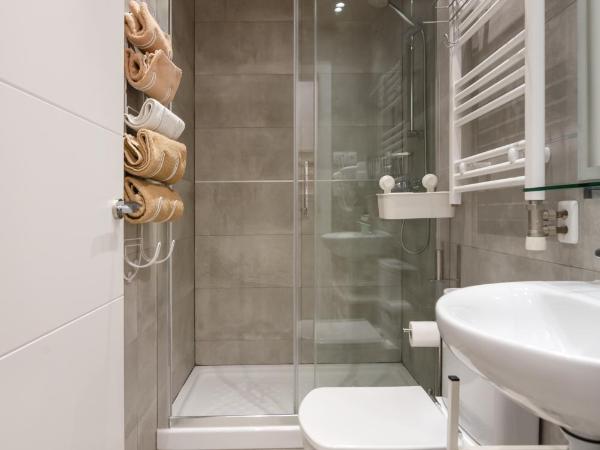 Hostal House : photo 4 de la chambre chambre double avec salle de bains privative et balcon