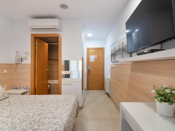 Hostal House : photo 5 de la chambre chambre double avec salle de bains privative et balcon