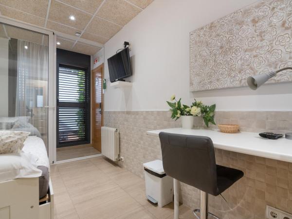 Hostal House : photo 1 de la chambre chambre simple avec salle de bains privative