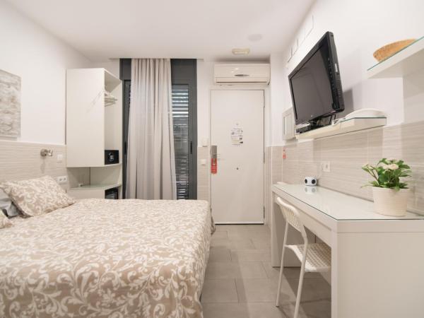 Hostal House : photo 2 de la chambre chambre double avec salle de bains privative - vue sur cour