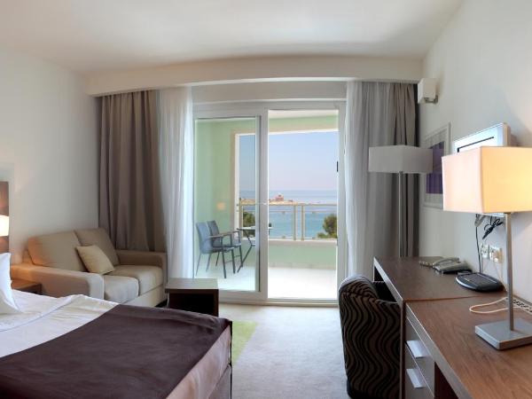 Hotel Park Makarska : photo 1 de la chambre chambre double supérieure avec balcon et vue sur mer