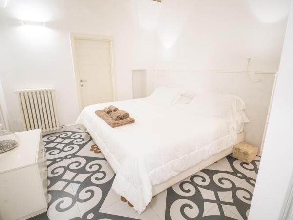 Sui Tetti Luxury Rooms : photo 1 de la chambre suite lit king-size avec baignoire spa