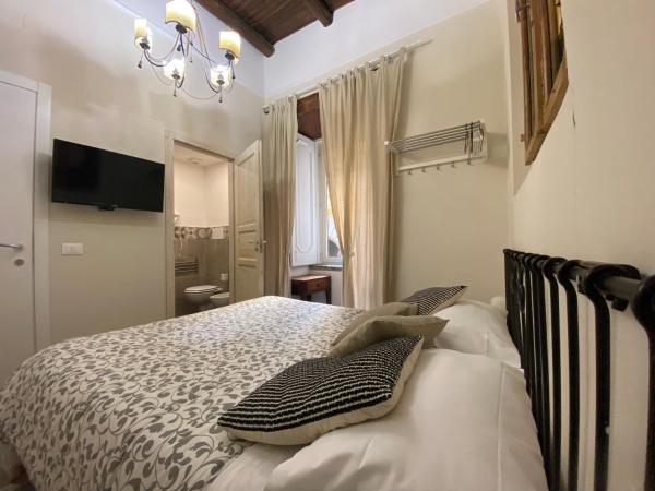 Corso 211 Beds & Suites : photo 2 de la chambre chambre double avec salle de bains privative