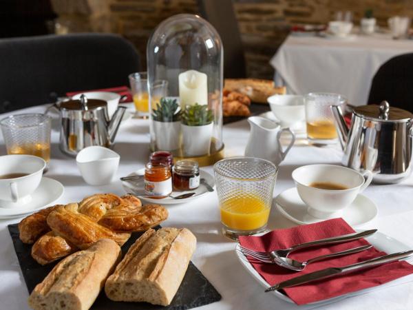 La Metairie-du-Vauhariot - Lodge ou Chambre - Piscine Chauffée - Vue Mer et Mont Saint Michel - GR34 - Résidence Hôtelière : photo 5 de la chambre maison de vacances