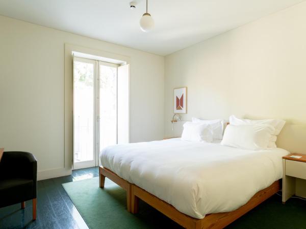 Duas Portas Townhouse : photo 1 de la chambre chambre double - vue sur jardin