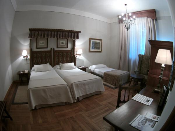 Parador de Santiago - Hostal Reis Catolicos : photo 2 de la chambre chambre double standard (3 adultes)