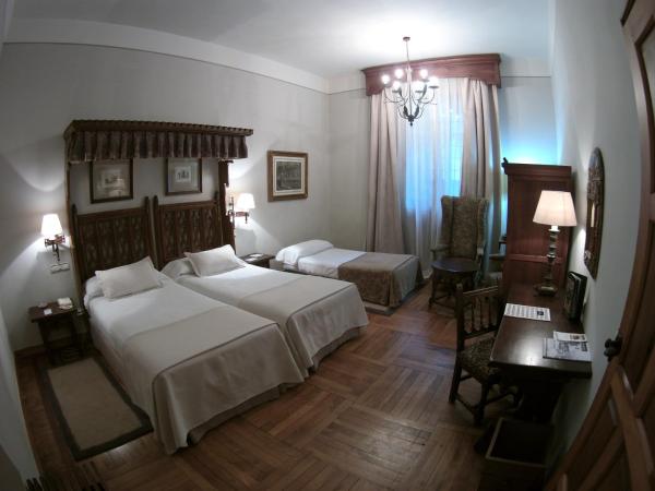 Parador de Santiago - Hostal Reis Catolicos : photo 4 de la chambre chambre double standard (3 adultes)
