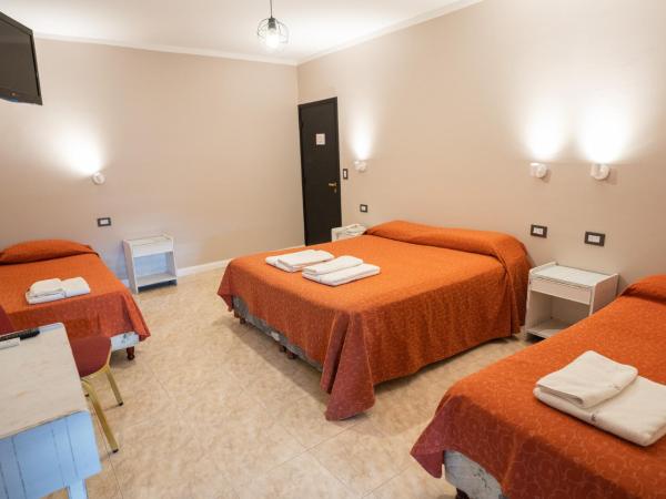 Hotel Marilian : photo 1 de la chambre chambre quadruple