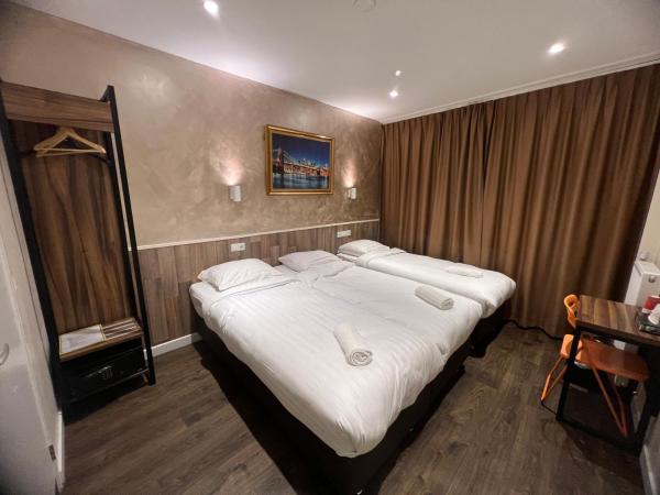 Dam Hotel : photo 2 de la chambre chambre triple avec salle de bains privative