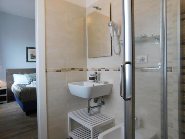 Porta alla Croce Guest House : photo 7 de la chambre chambre double avec salle de bains privative