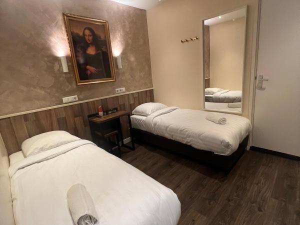 Dam Hotel : photo 4 de la chambre chambre lits jumeaux avec salle de bains privative