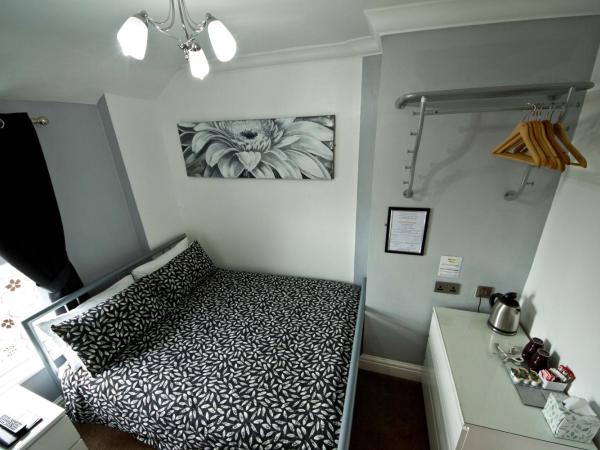 Rossall House , For Families & Couples : photo 2 de la chambre  small double room ensuite