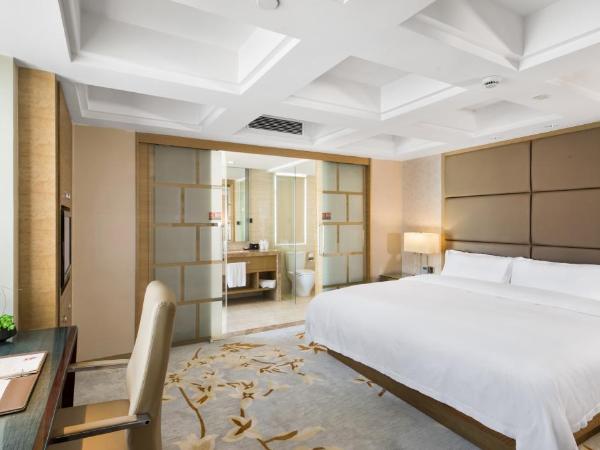 The LA Hotel 新世界伟瑞酒店 : photo 2 de la chambre suite avec balcon