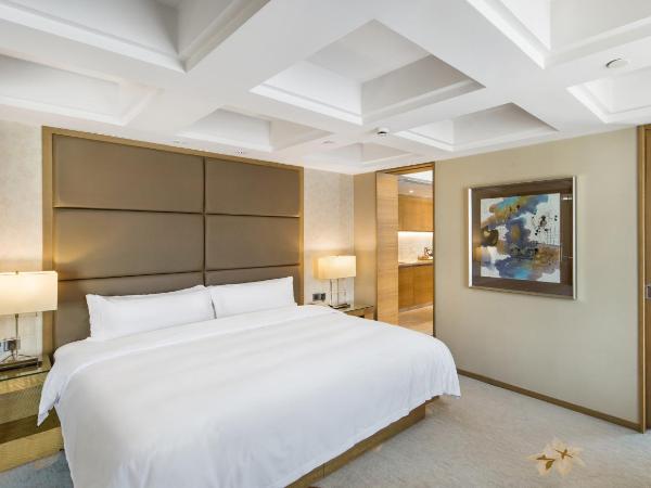 The LA Hotel 新世界伟瑞酒店 : photo 3 de la chambre suite avec balcon