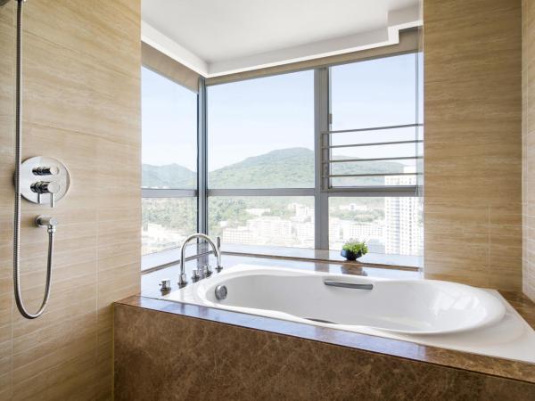 The LA Hotel 新世界伟瑞酒店 : photo 5 de la chambre suite avec balcon