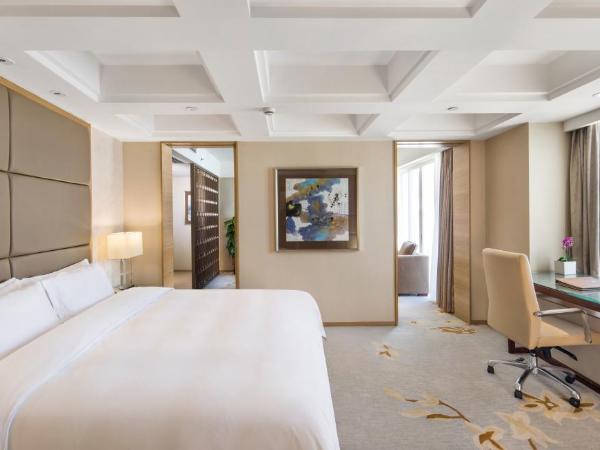 The LA Hotel 新世界伟瑞酒店 : photo 6 de la chambre suite avec balcon