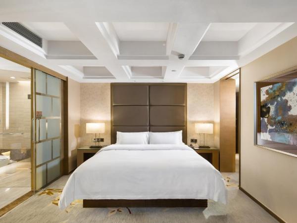 The LA Hotel 新世界伟瑞酒店 : photo 7 de la chambre suite avec balcon