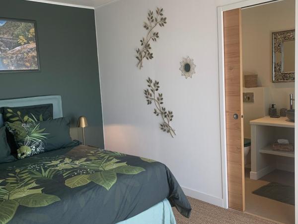 Chambre d'hôtes A Vadina Porticcio : photo 4 de la chambre chambre double avec salle de bains privative