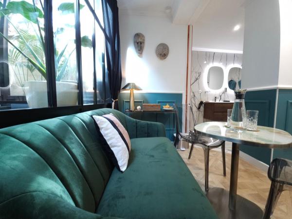 La Belle Endormie B&B French Guest house : photo 3 de la chambre suite lit king-size avec baignoire spa